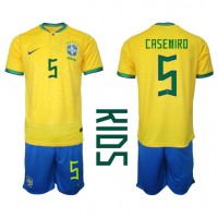 Brasilien Casemiro #5 Hjemme Trøje Børn VM 2022 Kortærmet (+ Korte bukser)